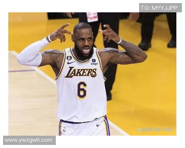 哪个足球明星身穿皇冠装扮引发热议成为时尚潮流的焦点